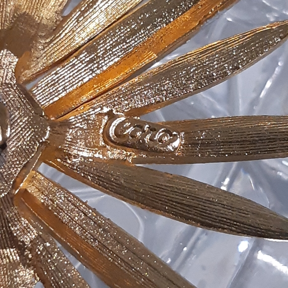 Vintage Coro Brooche, 2" Wide Gold Tone With Rhinestones - Picture 3 of 11
